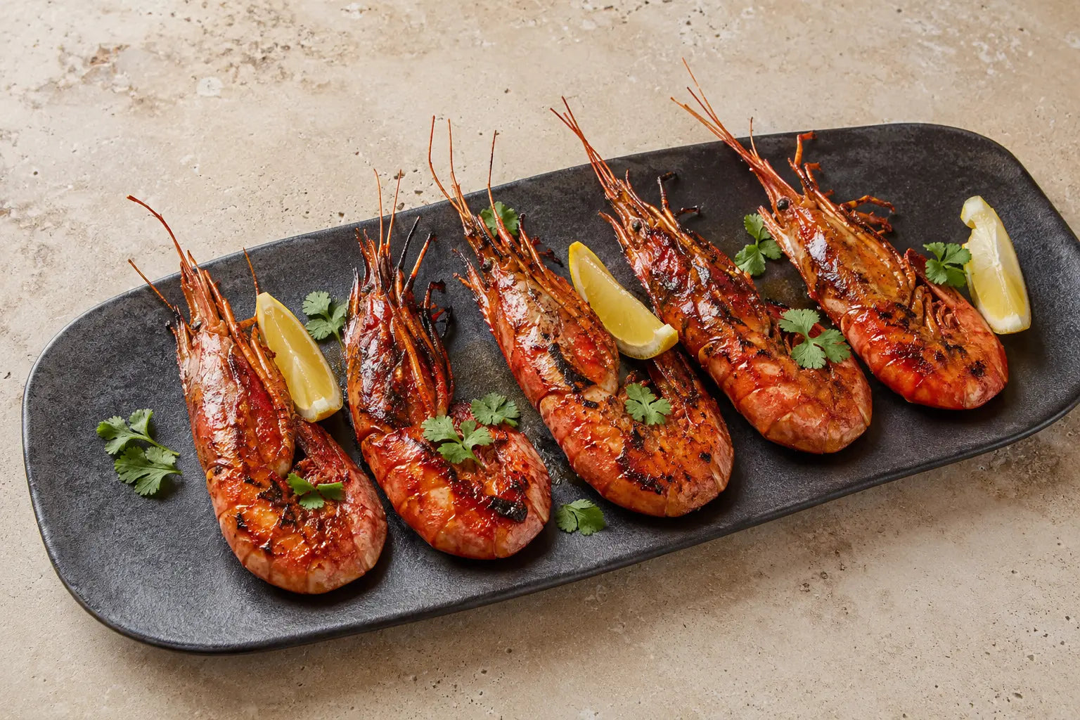 Stora grillade kungsräkor med harissa, citron och koriander