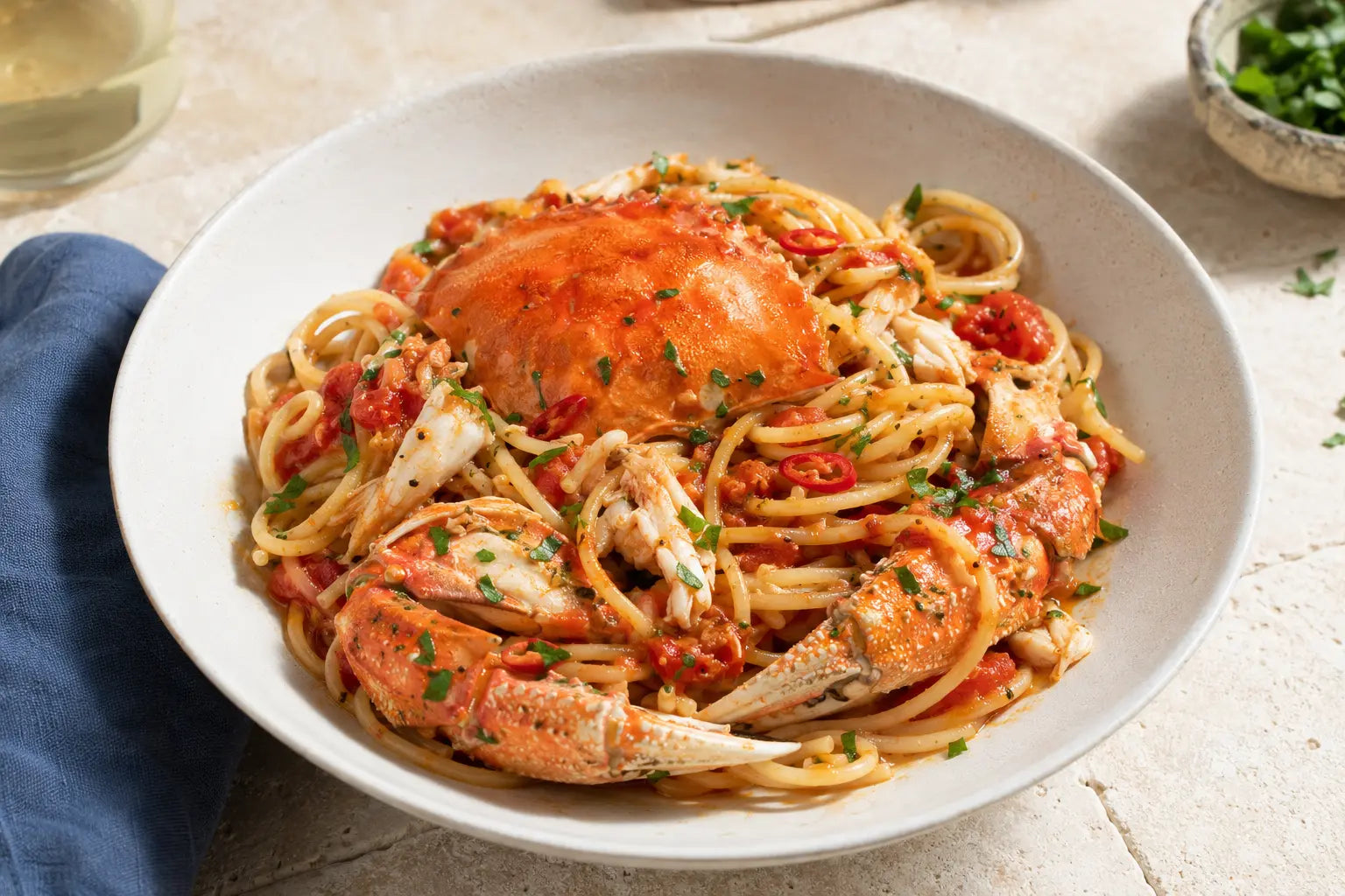 Medelhavspasta med kokt krabba, tomat, vitlök, chili och persilja